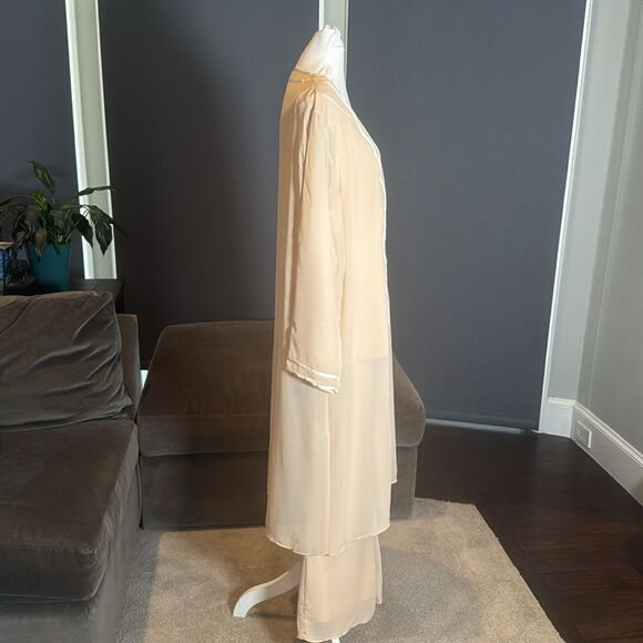 Women’s Chiffon 3 Piece PantSuit Long Jacket
Ribbon Detail Size 14 NWOT - Picture 4 of 14